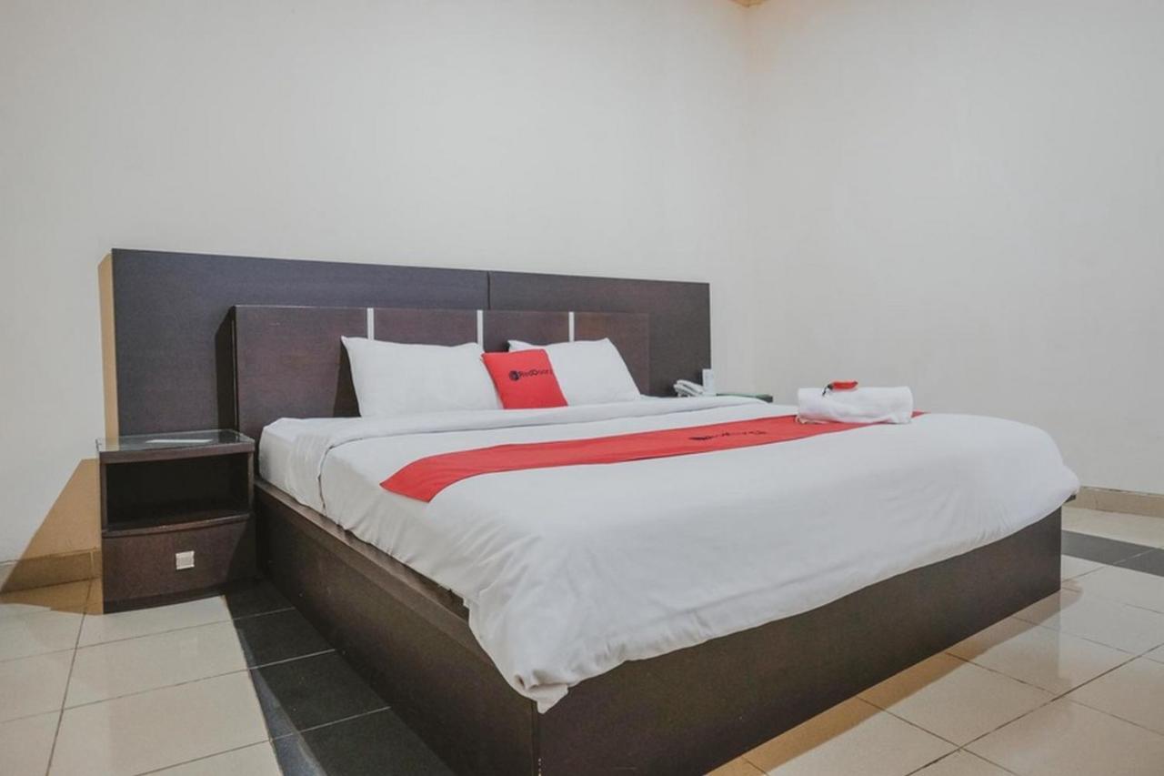 Готель Reddoorz Premium @ Jalan Pal 10 Джамбі Екстер'єр фото